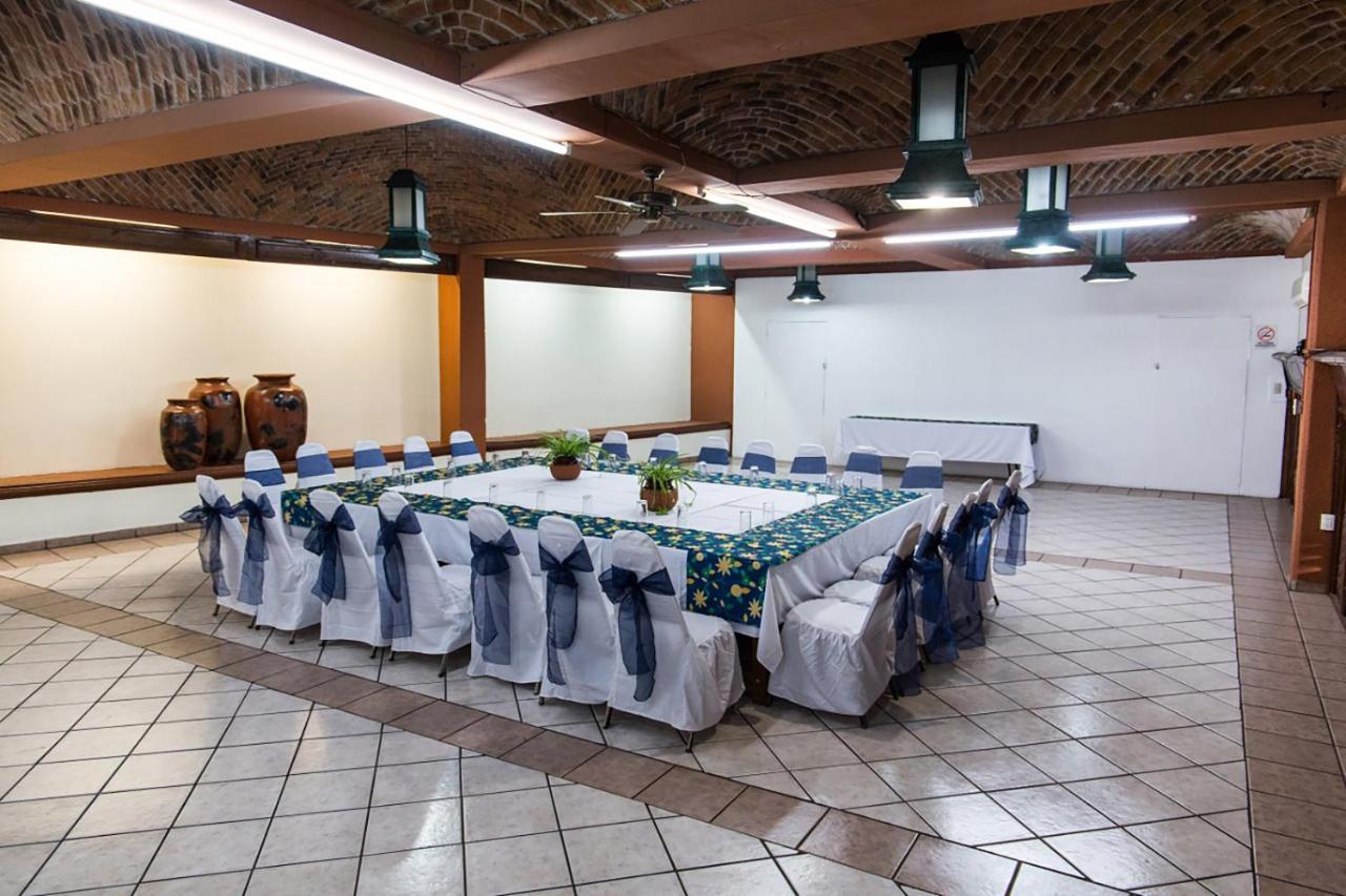 Hotel & Suites Villa Del Sol Morelia Bagian luar foto