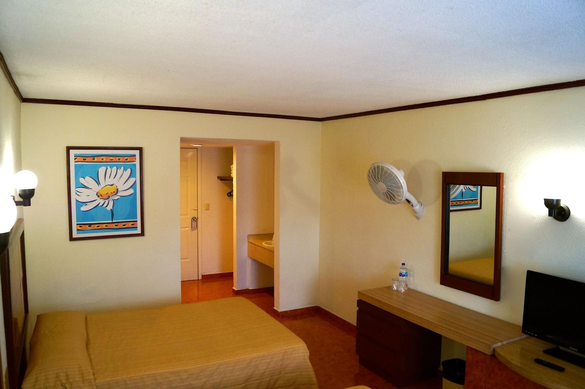 Hotel & Suites Villa Del Sol Morelia Bagian luar foto