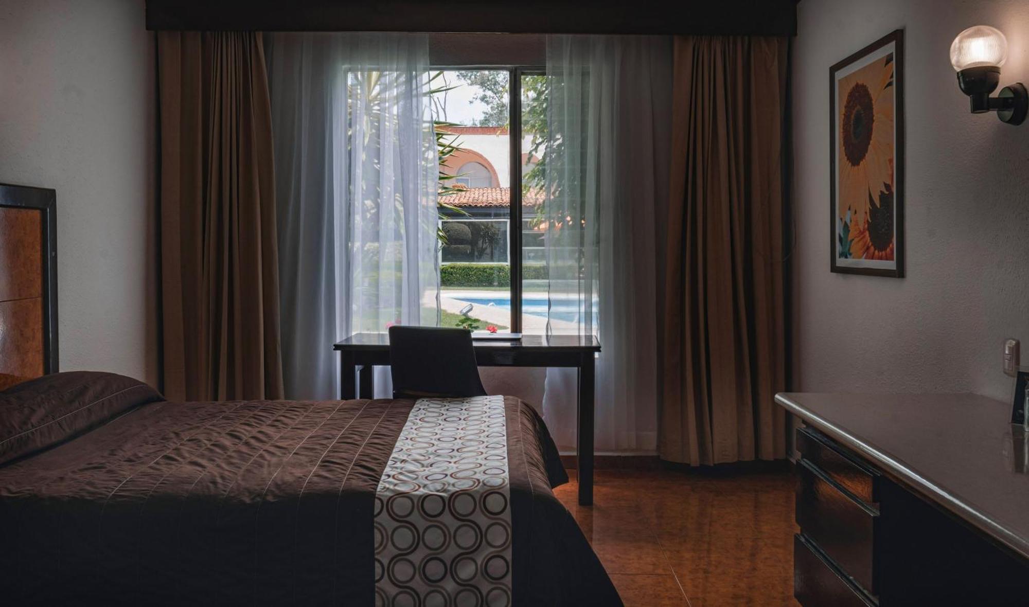 Hotel & Suites Villa Del Sol Morelia Bagian luar foto