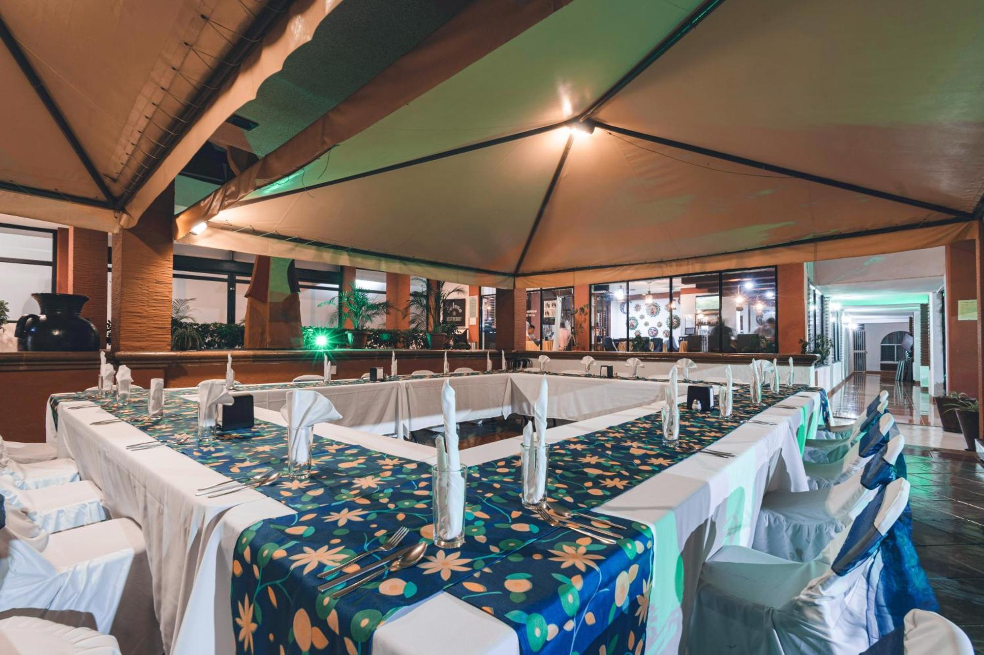 Hotel & Suites Villa Del Sol Morelia Bagian luar foto