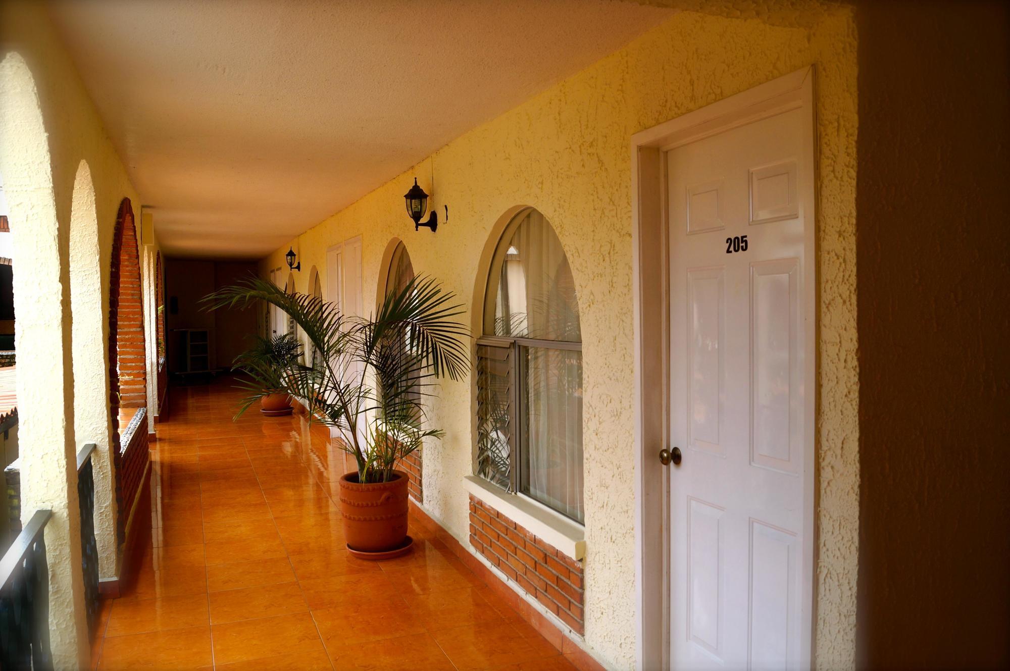 Hotel & Suites Villa Del Sol Morelia Bagian luar foto